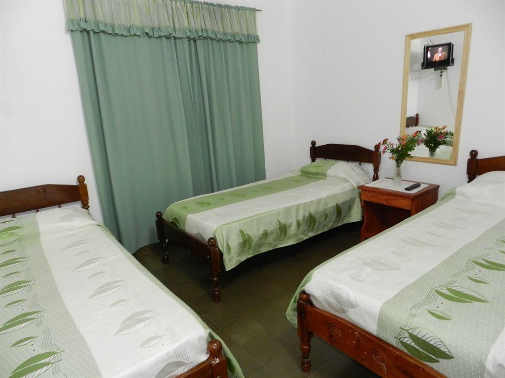 Hotel Colon Posadas Bagian luar foto