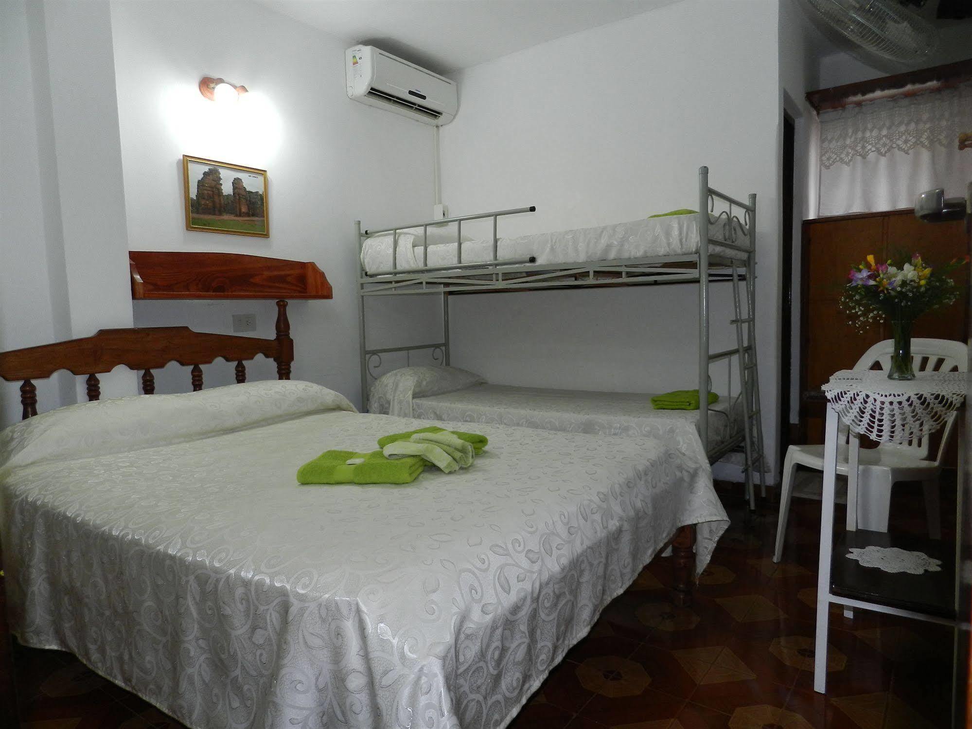 Hotel Colon Posadas Bagian luar foto